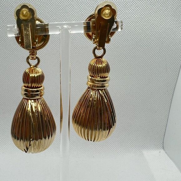 Gold Tone Fluted Teardrop Dangle Clip On Earrings Runway Fabulous Statement Drag - Picture 2 of 6